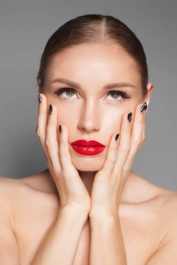 Güzel doğal kadın moda makyaj ve sarışın saçlı, izole bir genç kız portresi