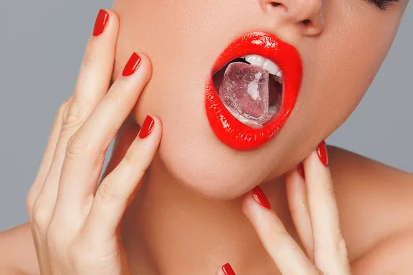 Seksi kadının kırmızı dudakları buz küpü ile yakın çekim shot. Makro fotoğraf — Stok fotoğraf