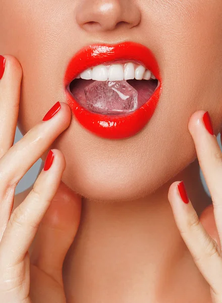 Närbild av sexiga kvinnas röda läppar med isbit. makro foto — Stockfoto