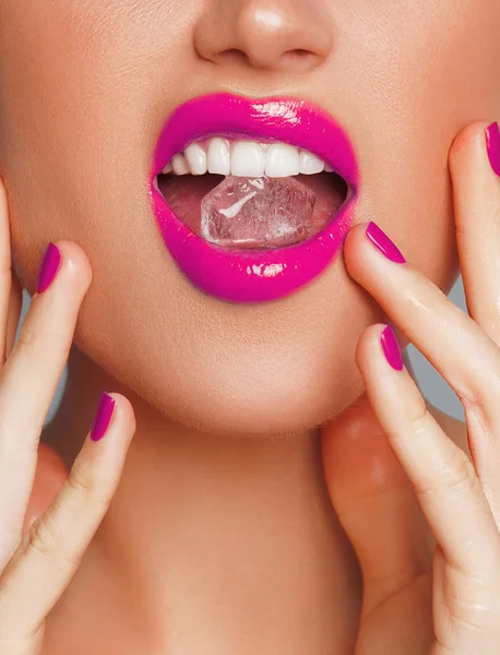 Primer plano de los labios rojos de la mujer sexy con cubo de hielo. macro foto — Foto de Stock