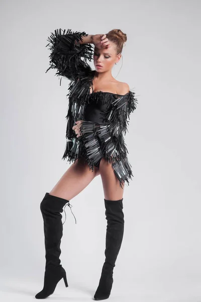 Modefrau mit schwarzer Jacke und Stöckelschuhen — Stockfoto