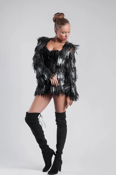Mode kvinna med svart jacka och hög klackskor — Stockfoto