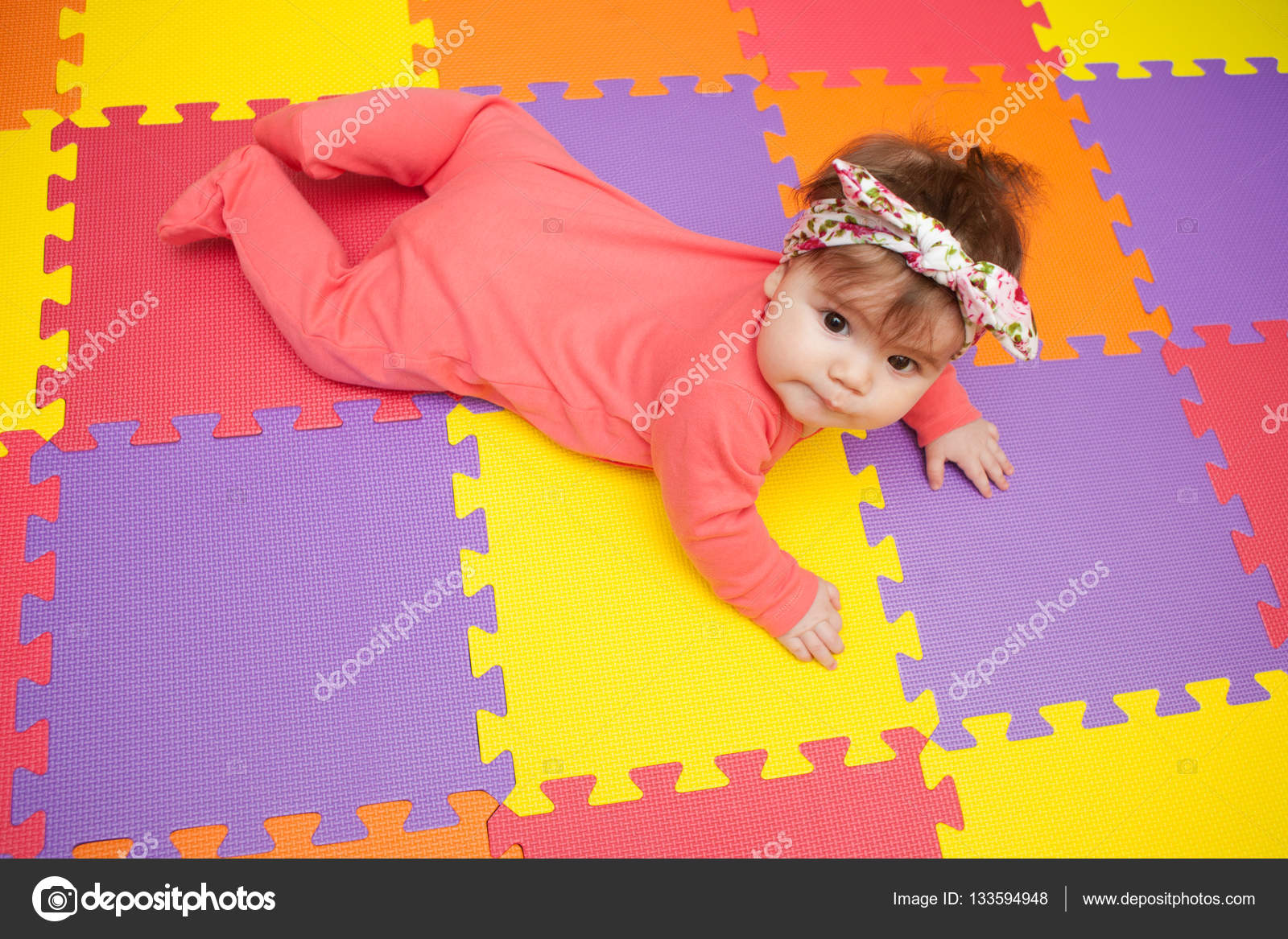 Adorable Et Elegant Bebe Fille Couche Sur Un Tapis Puzzle Image Libre De Droit Par Margo Black C