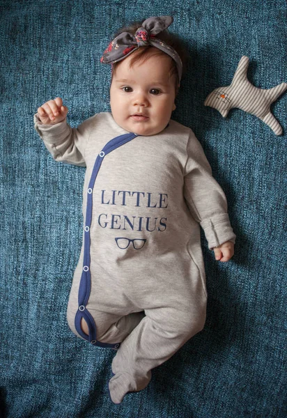 5 meses de idade linda elegante retrato da menina do bebê — Fotografia de Stock