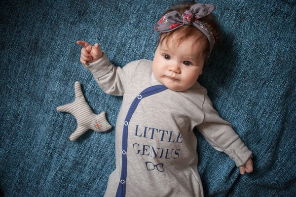 5 meses de idade linda elegante retrato da menina do bebê — Fotografia de Stock