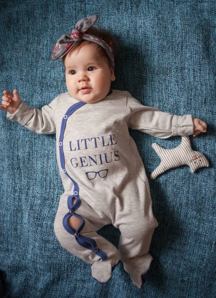 5 meses de idade linda elegante retrato da menina do bebê — Fotografia de Stock