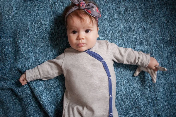5 månader gammal härlig snygg baby flicka stående — Stockfoto