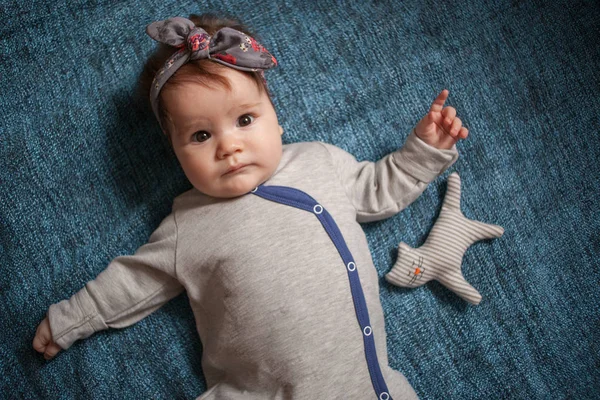 5 mois belle élégante bébé fille portrait — Photo