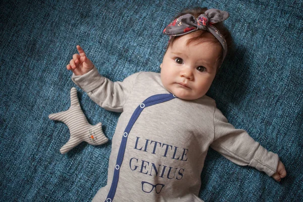 5 meses de idade linda elegante retrato da menina do bebê — Fotografia de Stock