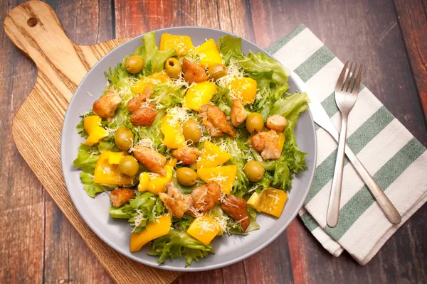 Fresh salad with chicken — Stock Photo, Image