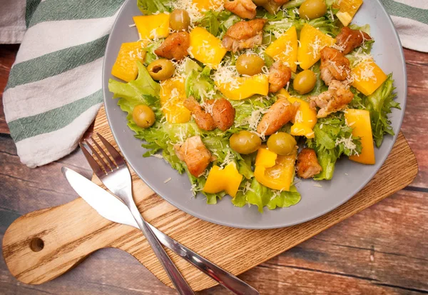 Fresh salad with chicken — Stock Photo, Image