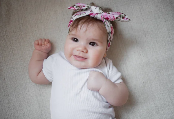 5 meses de edad encantador elegante bebé niña retrato — Foto de Stock