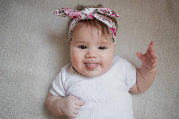 5 maanden oude mooie stijlvolle baby meisje portret — Stockfoto