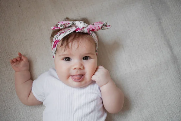 5 maanden oude mooie stijlvolle baby meisje portret — Stockfoto