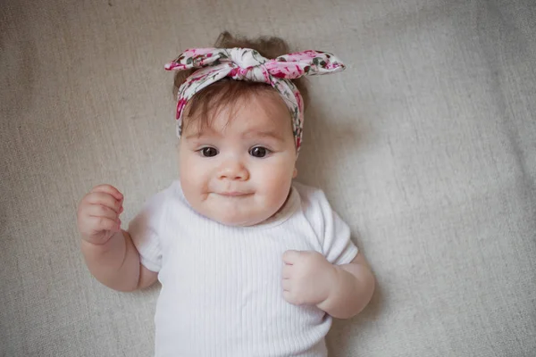 5 månader gammal härlig snygg baby flicka stående — Stockfoto