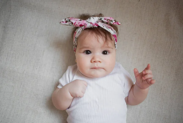 5 maanden oude mooie stijlvolle baby meisje portret — Stockfoto