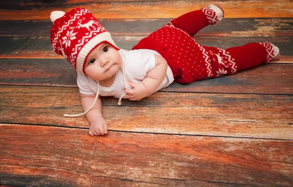 Il bambino piccolo in berretto rosso di Babbo Natale festeggia il Natale. Foto di Natale del bambino in berretto rosso — Foto Stock