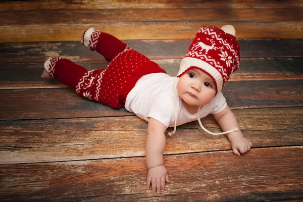 Kleine baby in rode hoed van Sinterklaas viert Kerstmis. Kerst foto van de baby in rode dop — Stockfoto