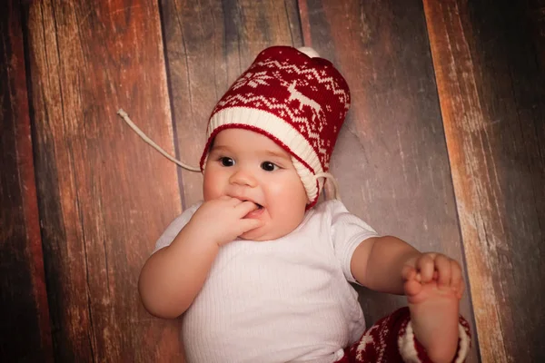 Pequeño bebé con gorra roja de Santa Claus celebra la Navidad. Foto de Navidad del bebé en gorra roja —  Fotos de Stock