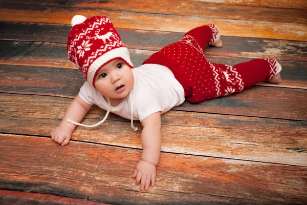 Kleine baby in rode hoed van Sinterklaas viert Kerstmis. Kerst foto van de baby in rode dop — Stockfoto