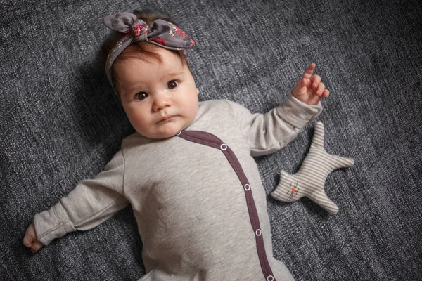 5 maanden oude mooie stijlvolle baby portret — Stockfoto