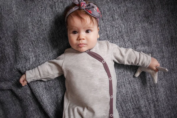 5 meses de edad encantador retrato de bebé con estilo — Foto de Stock