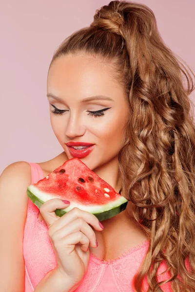 Divat és a gazdaság szelet görögdinnye elszigetelt pink szexi fiatal nő Jogdíjmentes Stock Fotók