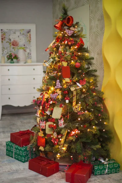 Kerst en Nieuwjaar versierd interieur met cadeautjes en nieuwjaarsboom — Stockfoto