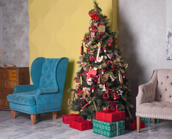 Natal e Ano Novo decorado interior com presentes e árvore de Ano Novo — Fotografia de Stock