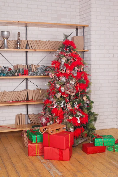 Jul och nyår inredda interiör med presenter och nyårsträd — Stockfoto
