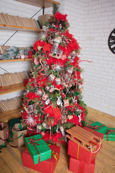 크리스마스와 신년 선물과 신년 나무로 실내 장식 — 스톡 사진