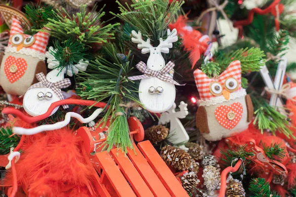 クリスマスと新年のプレゼントや新年の木で内装 — ストック写真