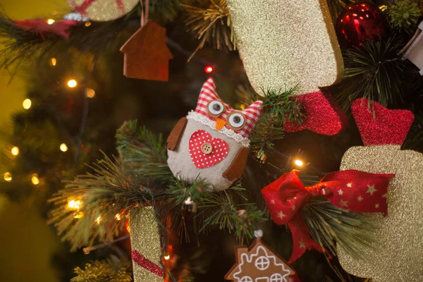 Natale e Capodanno interni decorati con regali e albero di Capodanno Foto Stock