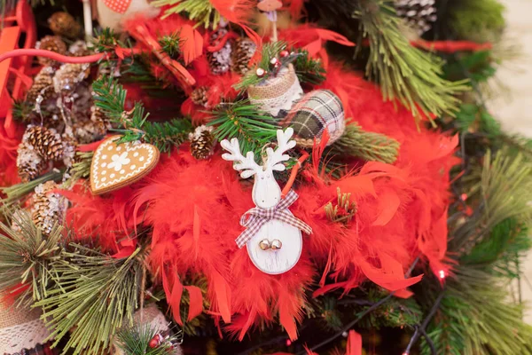 Karácsonyi és újévi díszített belső tér ajándékokkal és szilveszteri fával Stock Kép