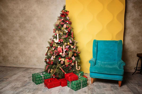 Vánoce a Nový rok zdobené interiéry s dárky a novoroční strom — Stock fotografie