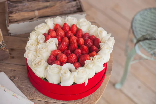 Alla hjärtans dag bakgrund. Rutan i hjärtformade färska jordgubbar med blommor — Stockfoto