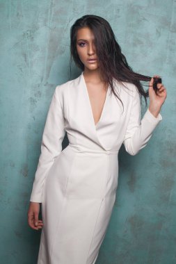 Seksi uzun elbiseli güzel ve moda esmer kadın 