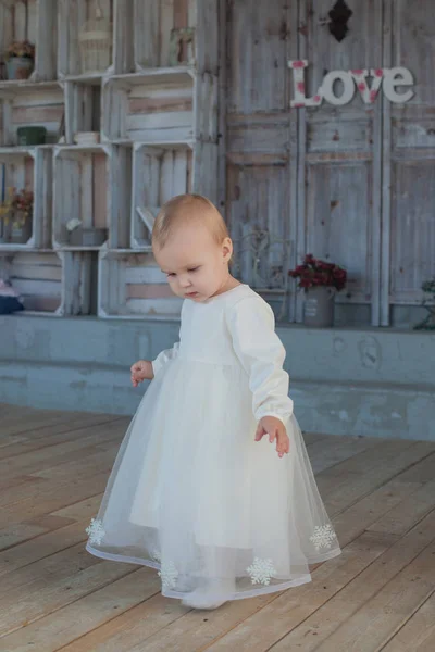 Indoor portret van jonge mooie vrouw genieten van haar 's morgens tijd thuis met haar babymeisje — Stockfoto