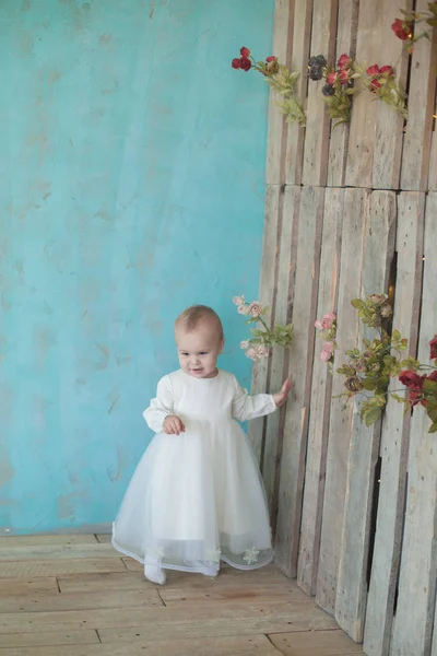 Heel schattig klein meisje Blond in een witte jurk op kamer in vintage stijl — Stockfoto