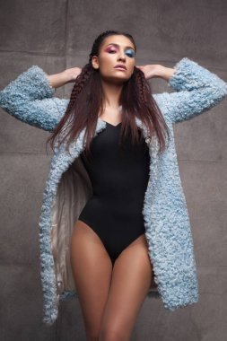 Moda ve yaratıcı bir farklı göz renkli makyaj ile güzel seksi kadın portresi