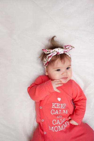 5 meses de idade lindo retrato do bebê no branco — Fotografia de Stock