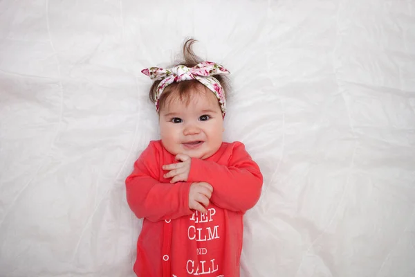 5 meses de idade lindo retrato do bebê no branco — Fotografia de Stock