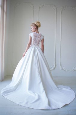 güzel sarışın gelin moda saç ve makyaj ile portresi