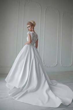 güzel sarışın gelin moda saç ve makyaj ile portresi