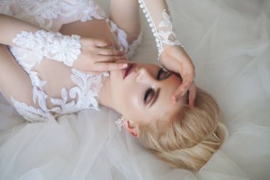 güzel sarışın gelin moda saç ve makyaj ile portresi