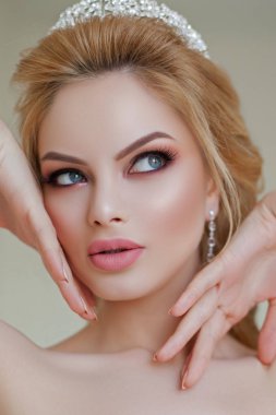 güzel sarışın gelin moda saç ve makyaj ile portresi