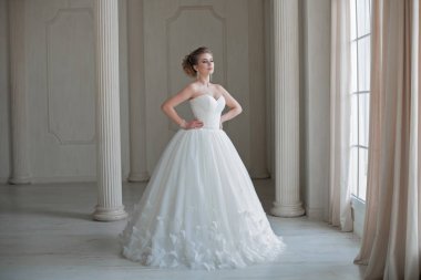 güzel sarışın gelin moda saç ve makyaj ile portresi