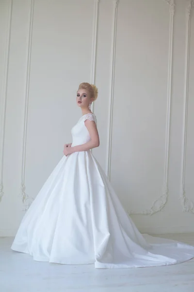 Ritratto di bella sposa bionda con acconciatura di moda e trucco — Foto Stock