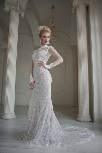 Ritratto di bella sposa bionda con acconciatura di moda e trucco — Foto Stock