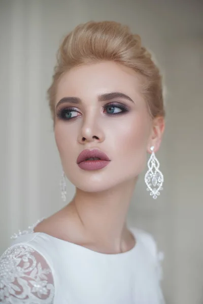 Retrato de hermosa novia rubia con peinado de moda y maquillaje —  Fotos de Stock